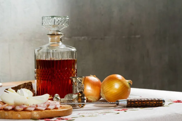 Caraffa con tintura di alcol, con stand snack sul tavolo — Foto Stock