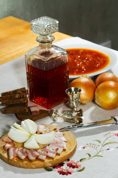 Karafka z nalewki alkoholu, z przekąskami stoi na stole Obrazy Stockowe bez tantiem