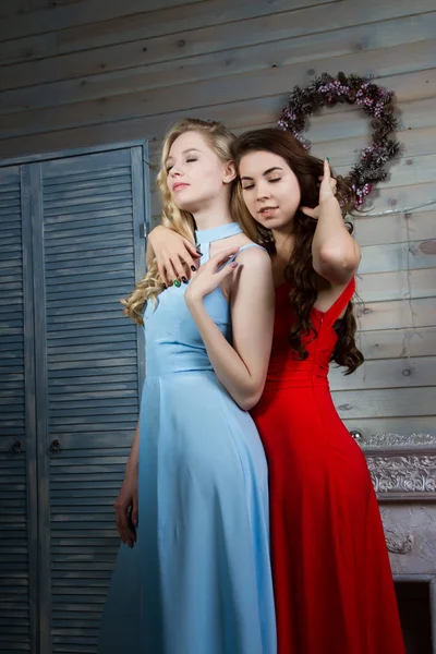 Two beautiful young women in evening dresses — Stock Photo, Image