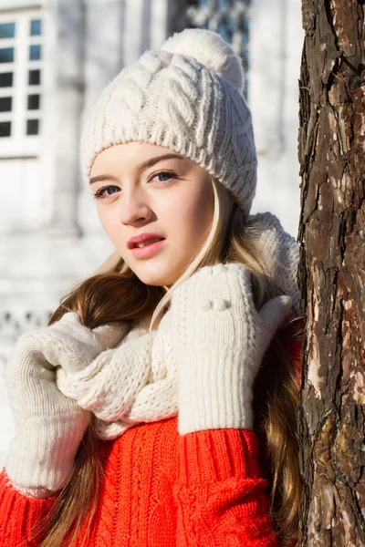 Dívka v pletené čepici a rukavice, stojící, opřený o strom — Stock fotografie