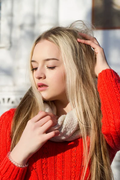 Fiatal szőke nő, vörös pulóverben — Stock Fotó