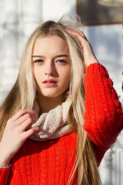 Giovane donna bionda in maglione rosso — Foto Stock