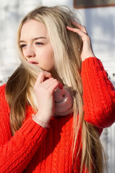 Mujer rubia joven en suéter rojo —  Fotos de Stock