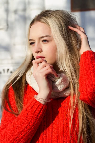 Молодая блондинка в красном свитере — стоковое фото