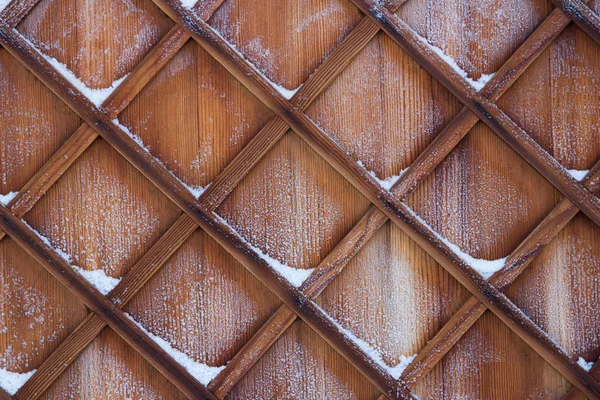 Buz dikenli ahşap kafes