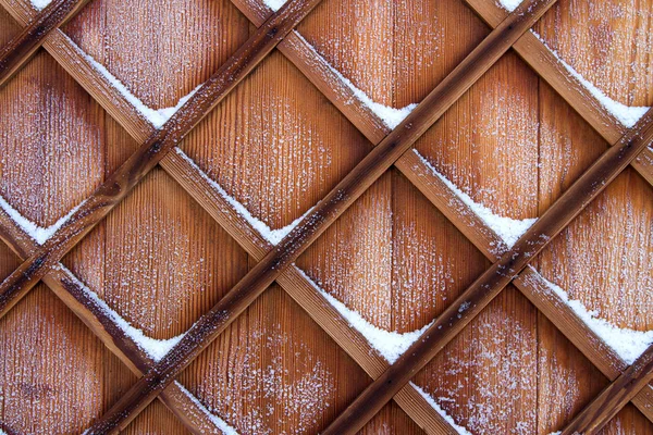 Buz dikenli ahşap kafes