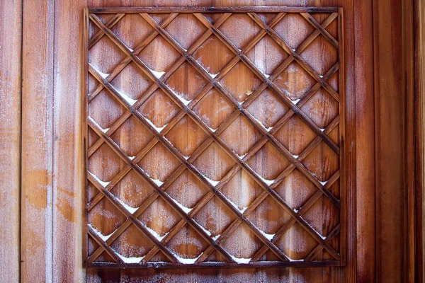 Buz dikenli ahşap kafes