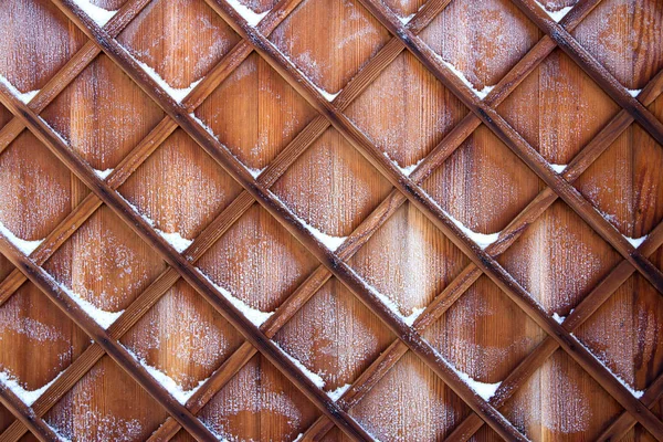 Buz dikenli ahşap kafes