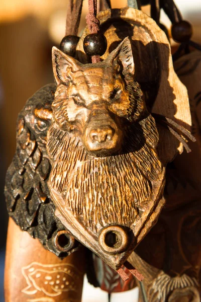 木制的异教护身符的狼头形式 — 图库照片