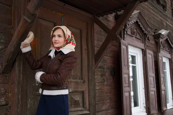 Κορίτσι με ένα μαντήλι για το ιστορικό της ένα παλιό ξύλινο σπίτι — Φωτογραφία Αρχείου