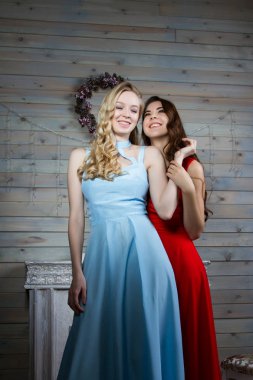 Sarışın ve esmer gece kıyafetleri içinde. Tarihi