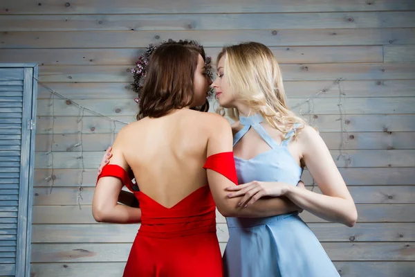 Blondýnka a brunetka v večerních šatů. Datum — Stock fotografie
