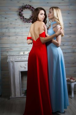 Sarışın ve esmer gece kıyafetleri içinde. Tarihi