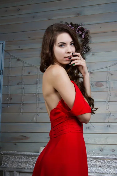 그녀가 그녀의 빨간 드레스를 벗으십시오 — 스톡 사진