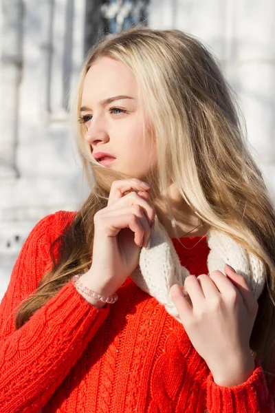 Szőke, vörös pulóverben. Téli portré — Stock Fotó