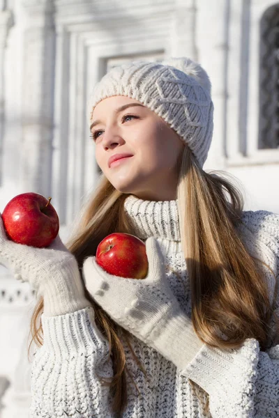 Szőke a pulcsit, piros alma. Téli portré — Stock Fotó