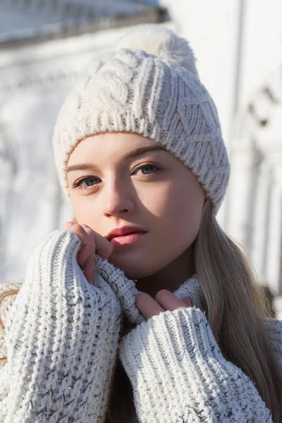 Blondynka w biały sweter i biała czapka z dzianiny. Portret zima — Zdjęcie stockowe