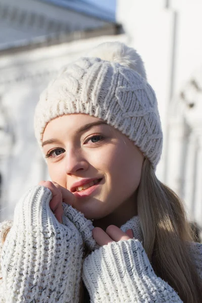 Блондинка в белом свитере и белой вязаной кепке. Зимний портрет — стоковое фото
