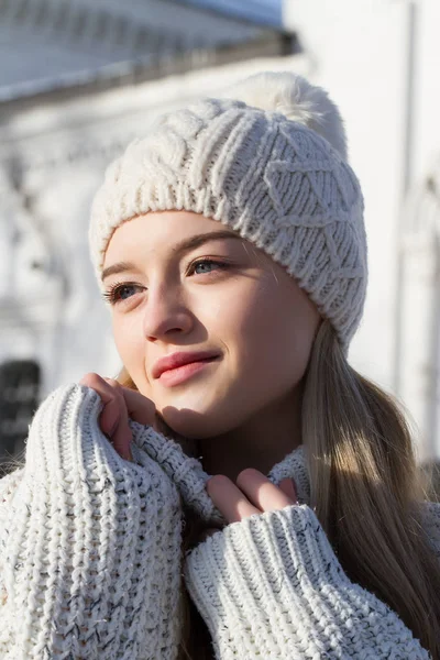 Bionda in maglione bianco e berretto bianco a maglia. Ritratto invernale — Foto Stock