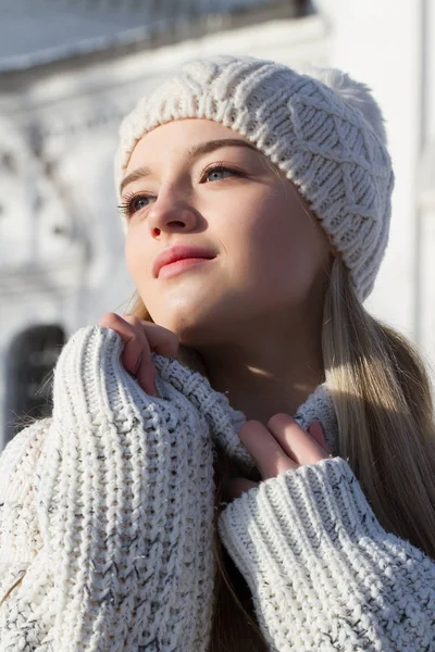Rubia en suéter blanco y gorra de punto blanco. Retrato de invierno —  Fotos de Stock