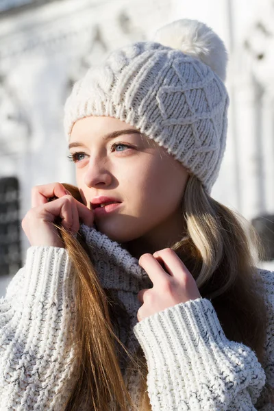 Молодая девушка в свитере и вязаной шляпе. Зимний портрет — стоковое фото