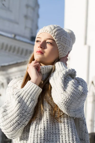 Młoda dziewczyna w kapeluszu sweter i dzianiny. Portret zima — Zdjęcie stockowe