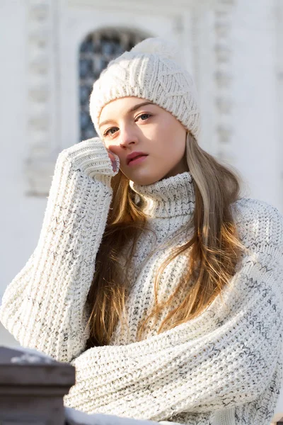Junges Mädchen in Pullover und Strickmütze. Winterporträt — Stockfoto