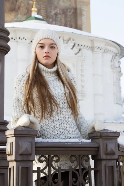 Ung flicka i en tröja och sticka hatt. Vinter porträtt — Stockfoto