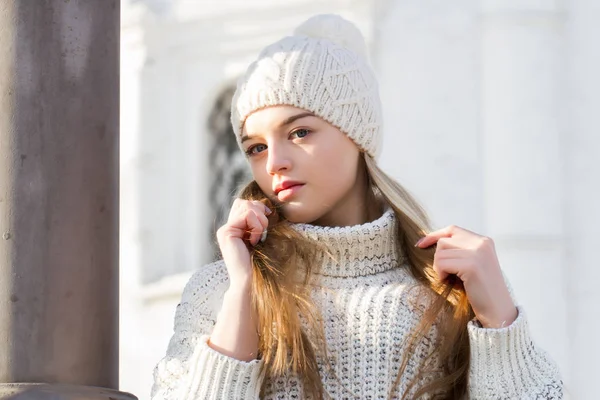 Νεαρό κορίτσι σε ένα πουλόβερ και πλεκτό καπέλο. Πορτρέτο του χειμώνα — Φωτογραφία Αρχείου