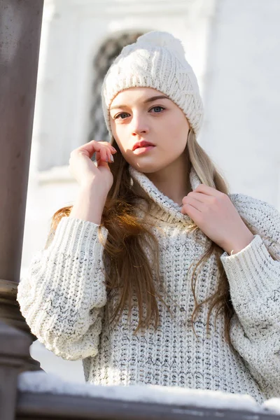 Fiatal lány egy pulóvert és knit kalap. Téli portré — Stock Fotó