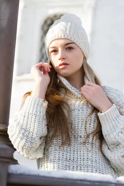 Junges Mädchen in Pullover und Strickmütze. Winterporträt — Stockfoto