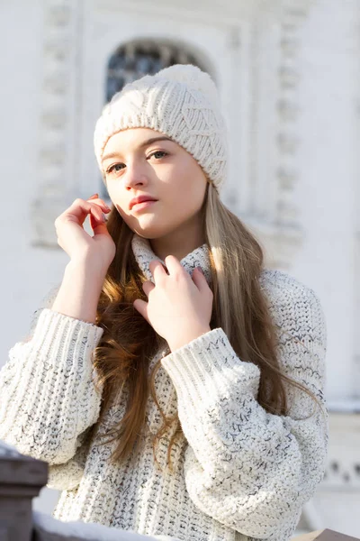Νεαρό κορίτσι σε ένα πουλόβερ και πλεκτό καπέλο. Πορτρέτο του χειμώνα — Φωτογραφία Αρχείου