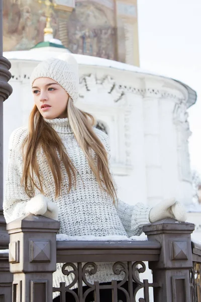 セーターとニット帽子の少女。冬の肖像 — ストック写真