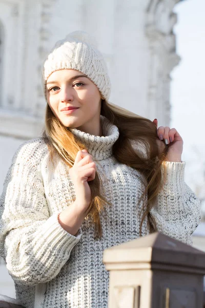 Fată tânără într-un pulover și pălărie tricotată. Portret de iarnă — Fotografie, imagine de stoc