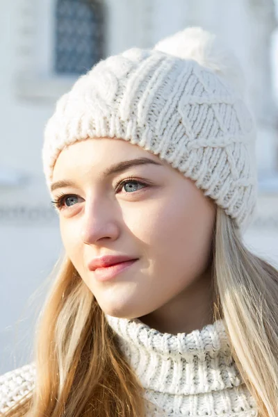Mädchen in Strickpullover und Mütze. Winterporträt — Stockfoto