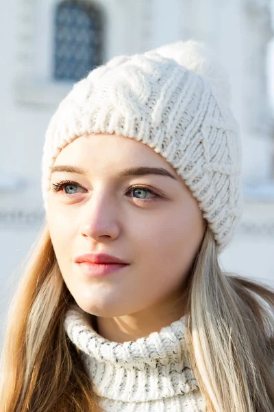 Κορίτσι σε ένα πλεκτό πουλόβερ και καπέλο. Πορτρέτο του χειμώνα — Φωτογραφία Αρχείου