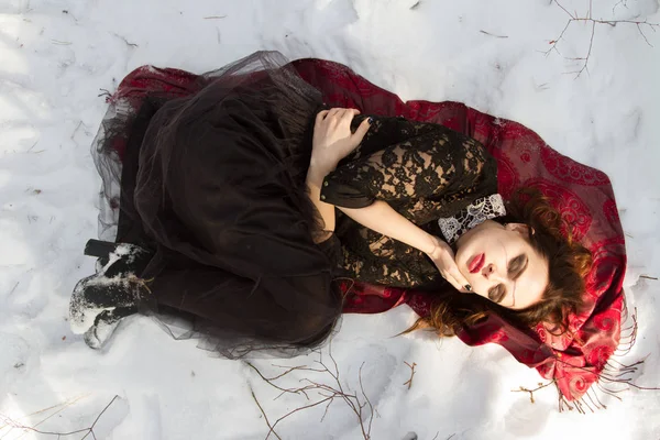 Jovem deitada na neve — Fotografia de Stock