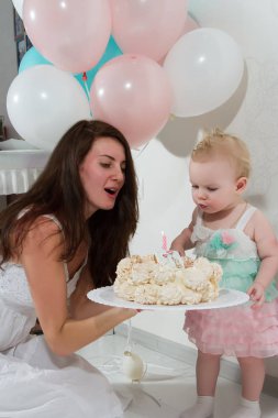 Anne ve kızı pasta mumları