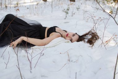 Karda yalan soyulmuş genç kız