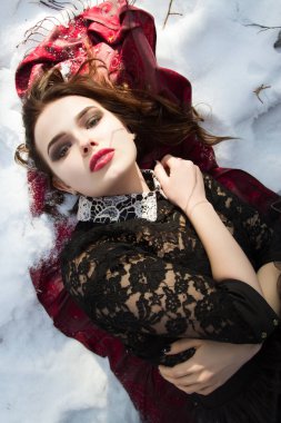 Genç kız karda yalan