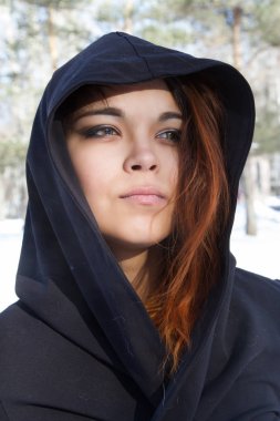 Bir başlıklı Kızıl saçlı genç kız