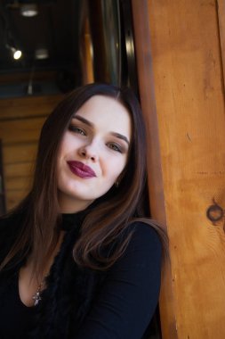 Pencerenin yanındaki bir masada oturan romantik kız