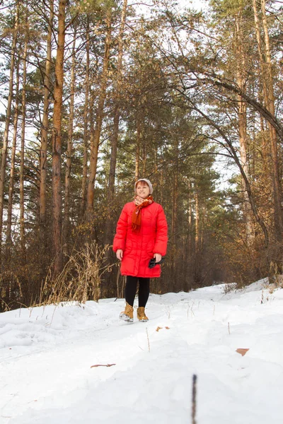 Femme marche sur une forêt enneigée — Photo