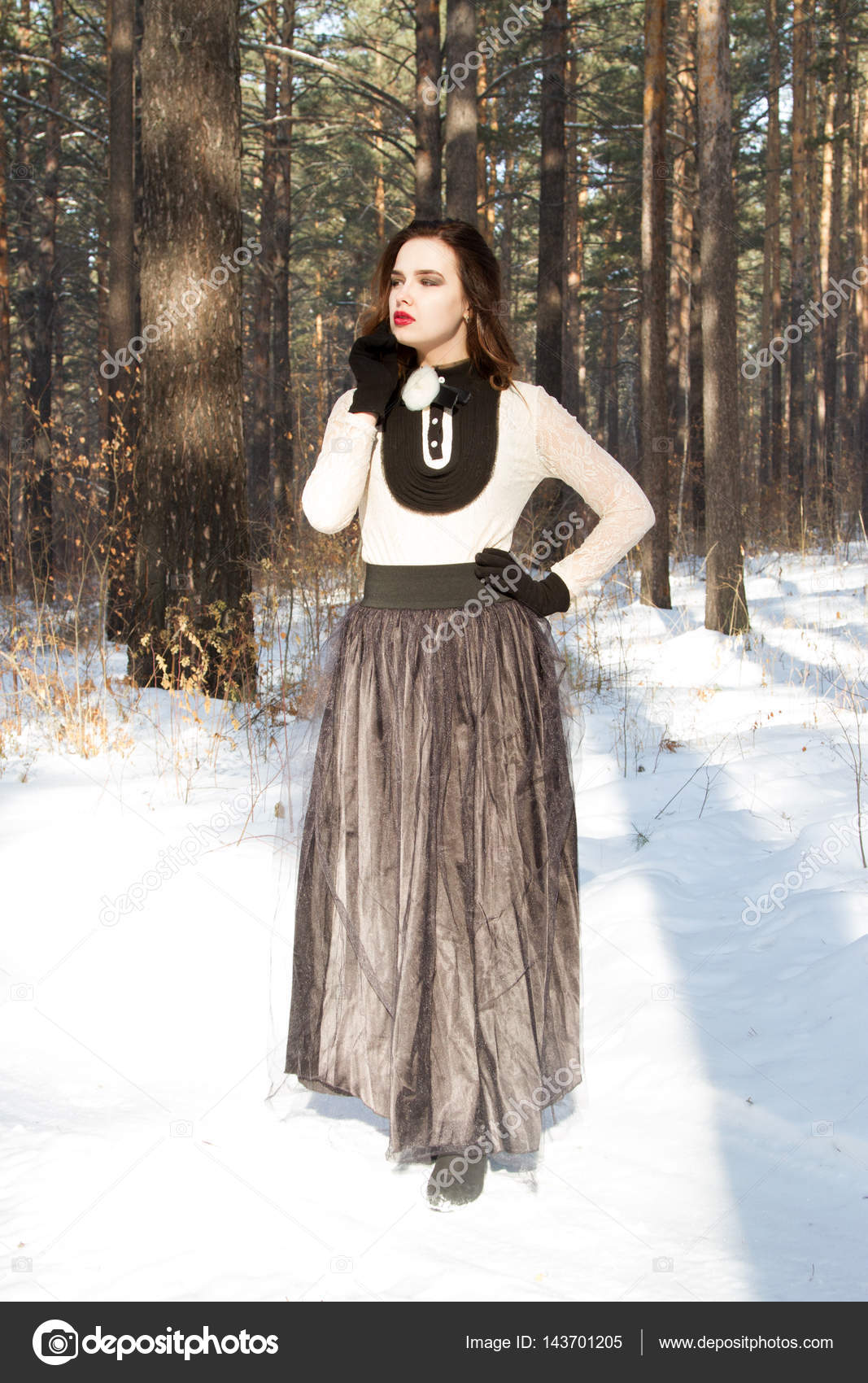Betere Girl in a long skirt in the winter forest — Stock Photo © MomSirk BA-66