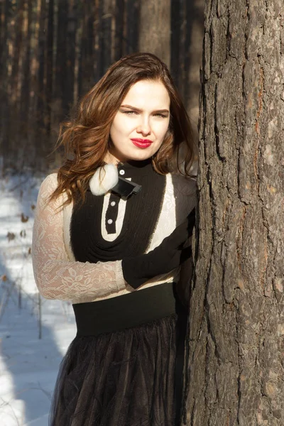 Flicka i en lång kjol i skogen vinter — Stockfoto