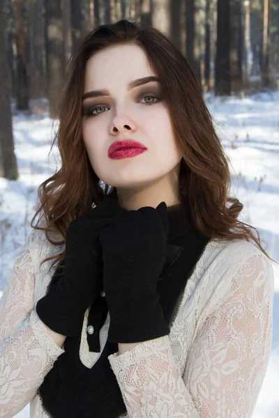 Chica en una falda larga en el bosque de invierno —  Fotos de Stock