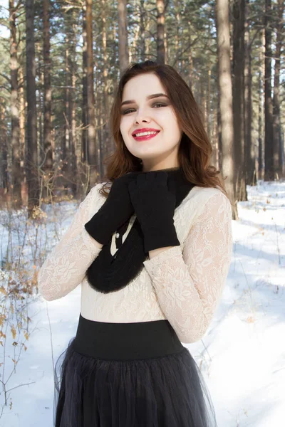 Dziewczyna w długiej spódnicy w lesie zimą — Zdjęcie stockowe