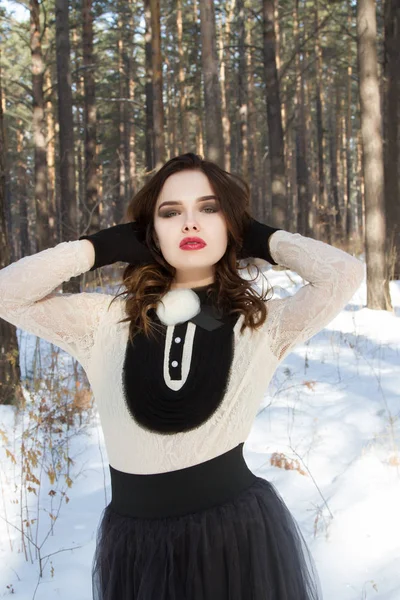 Fille dans une longue jupe dans la forêt d'hiver — Photo