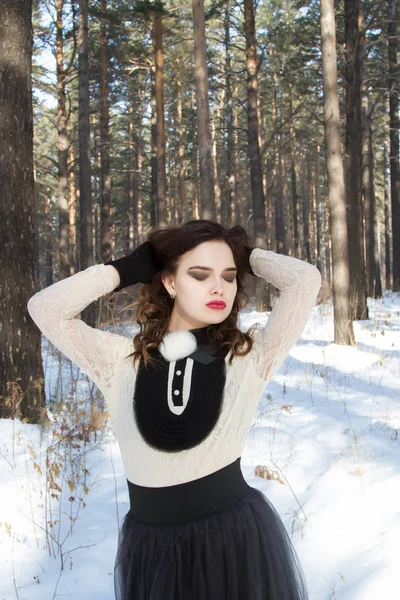 Flicka i en lång kjol i skogen vinter — Stockfoto