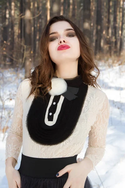 冬の森でロング スカートの女の子 — ストック写真
